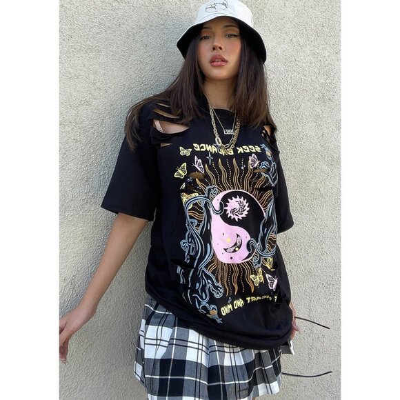 Fashion Nova ✦ Seeking Balance Graphic Top ✦ Black Yin Yang Cutout Tee Sz S NWT - Picture 3 of 6